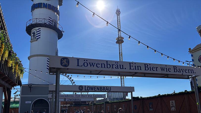 Der Biergarten im Löwenbräu-Zelt hat besonders viele Plätze. Die Bedienungen hier freuen sich riesig über das Strahlewetter. Der Biergarten im Löwenbräu-Zelt hat besonders viele Plätze. Die Bedienungen hier freuen sich riesig über das Strahlewetter.