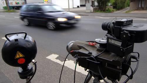 Ein mobiler Blitzer sorgte in Nürnberg für mächtig Ärger: Zwei Männer gerieten wegen der Radarfalle aneinander. Ein mobiler Blitzer sorgte in Nürnberg für mächtig Ärger: Zwei Männer gerieten wegen der Radarfalle aneinander.