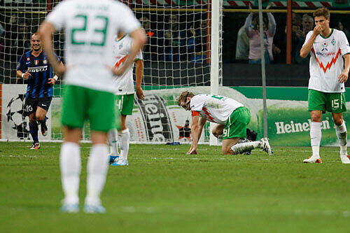 Völlig am Boden: Die Werder-Abwehr in Mailand