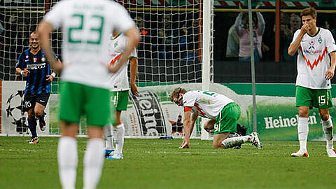 Völlig am Boden: Die Werder-Abwehr in Mailand
