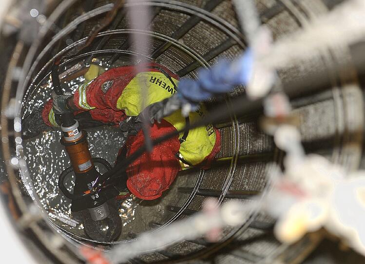 Altheimer Eck: 
Bei Erdbohrungen auf einer Baustelle lässt sich ein über 20 Meter langer Bohrer nicht mehr aus dem Erdreich zurückdrehen. Er dient auch als Schalung für den Beton. Nach einer ersten Teilfüllung steckt er fest. Das ganze passierte schon am Vortag. Den ganzen Tag und die Nacht hindurch versucht die Baufirma, das überstehende Baustahlgewebe abzutrennen. Alle Versuche scheitern. Eine Spezialfirma kann nicht gefunden werden.
Höhenretter der Berufsfeuerwehr lassen sich, gesichert am Baukran, in das 70 cm breite und rund 15 Meter tiefe Loch hinab. In mehrstündiger Arbeit werden 20 hochfeste und 28 mm starke Stahlstreben mit einer hydraulischen Schere abgetrennt.