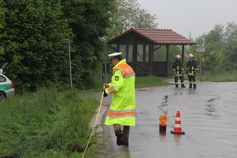 Einsatzkräfte an der Unfallstelle. An dem Audi ist ein Sachschaden von 35.000 Euro entstanden und der Fahrer ist seinen Führerschein erstmal los.