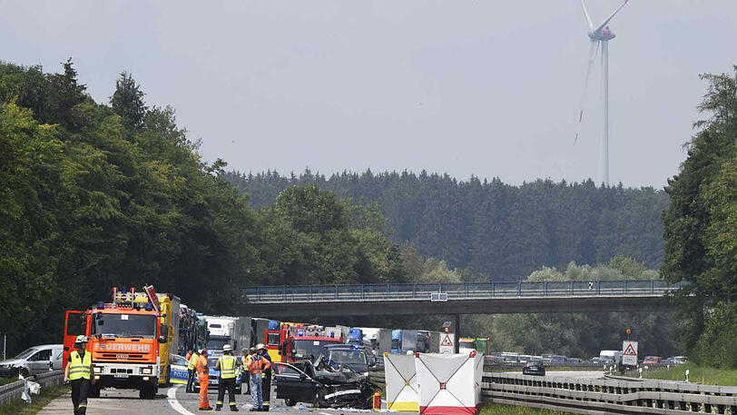 Der Mercedes wurde komplett zerstört, der Fahrer erlitt schwere Verletzungen. Die Bilder vom Unfallort auf der A95.