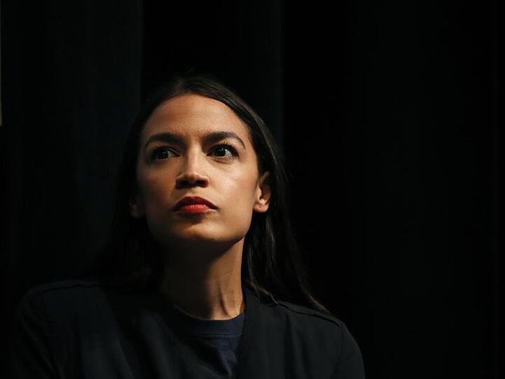 Alexandria Ocasio-Cortez nimmt ihre Kritiker aufs Korn.