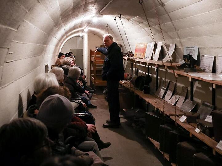 Ein Stück Friedensarbeit: Gunnar Wulf bei einer Führung im Hamburger Bunkermuseum.