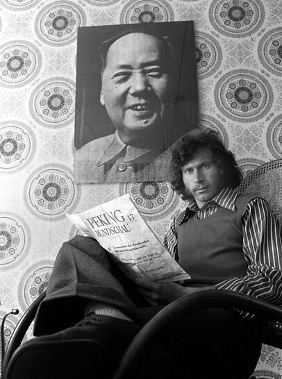 Dafür bekam Breitner viel Kritik: Der Bayern-Star posiert 1973 vor einem Porträt von Mao, Staatspräsident der Volksrepublik China.