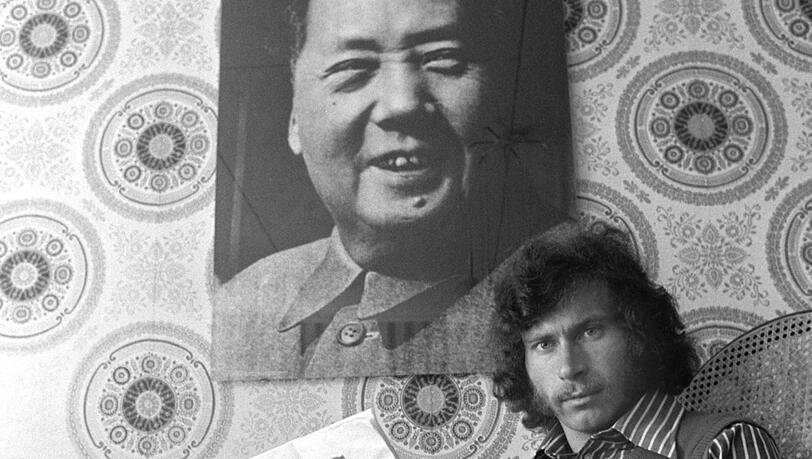 Dafür bekam Breitner viel Kritik: Der Bayern-Star posiert 1973 vor einem Porträt von Mao, Staatspräsident der Volksrepublik China. Dafür bekam Breitner viel Kritik: Der Bayern-Star posiert 1973 vor einem Porträt von Mao, Staatspräsident der Volksrepublik China.