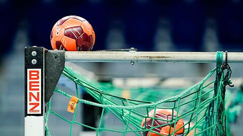 Spielbälle liegen im Netz eines Handball-Tors.