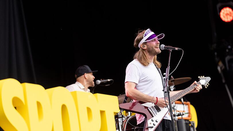 Peter Brugger, Sänger und Gitarrist der Sportfreunde Stiller, bei einem Auftritt.