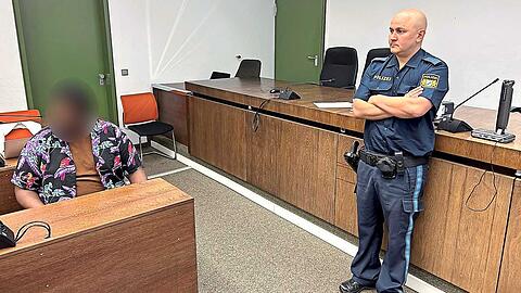 Vor dem Prozessbeginn am Landgericht: Der psychisch kranke Mann wird beschuldigt, eine Frau ins Gleis gestoßen zu haben.