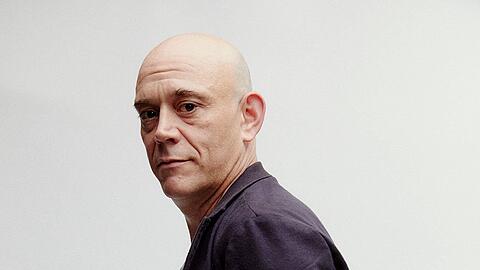 Robert Dölle stammt aus Frankfurt. Er studierte erst Amerikanistik und besuchte dann die Falckenberg-Schule. Er war an den Kammerspielen, in Frankfurt und Köln engagiert. Seit der Spielzeit 2019/20 arbeitet Dölle am Residenztheater.