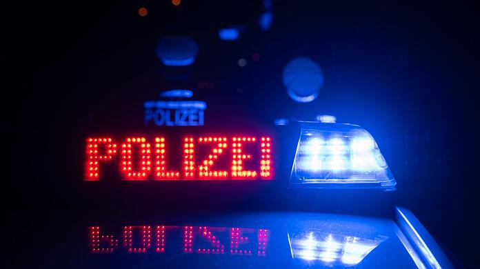 Nach einem Streit soll ein Mann die Veranda eines 53-Jährigen in München-Aubing in Brand gesetzt haben. (Symbolbild)