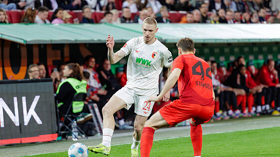 Fredrik Jensen und Bayerns Josip Stanisic im Zweikampf.
