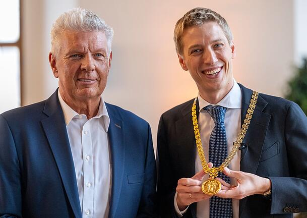 Altoberbürgermeister Dieter Reiter (SPD) hat nun auch offiziell das Amt an seinen Nachfolger Dominik Krause (Grüne) übergeben. Altoberbürgermeister Dieter Reiter (SPD) hat nun auch offiziell das Amt an seinen Nachfolger Dominik Krause (Grüne) übergeben.