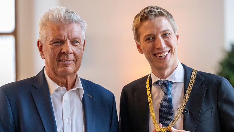 Altoberbürgermeister Dieter Reiter (SPD) hat nun auch offiziell das Amt an seinen Nachfolger Dominik Krause (Grüne) übergeben. Altoberbürgermeister Dieter Reiter (SPD) hat nun auch offiziell das Amt an seinen Nachfolger Dominik Krause (Grüne) übergeben.