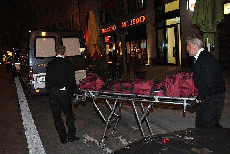 Am Dienstagabend hat die Polizei mitten in der Altstadt eine Leiche mit Stichwunden gefunden. Die Mordkommission ermittelt - hier sehen Sie die Bilder vom Tatort.