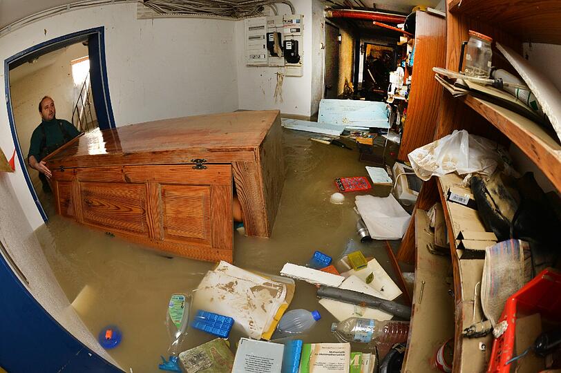 Auch in Rosenheim versuchen die Menschen ihr Hab und Gut zu retten und den Hochwasser-Dreck zu beseitigen.
