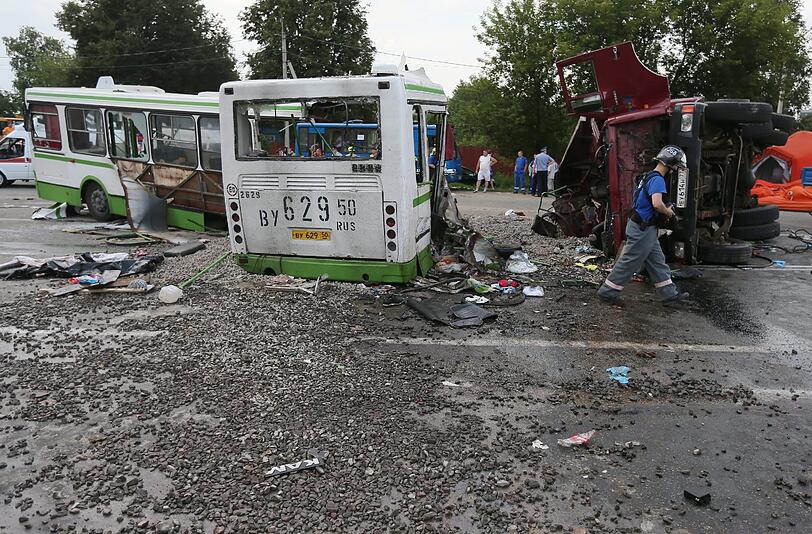 Es ist eines der schwersten Verkehrsunglück in Russland überhaupt. Die Bilder vom Unfallort.