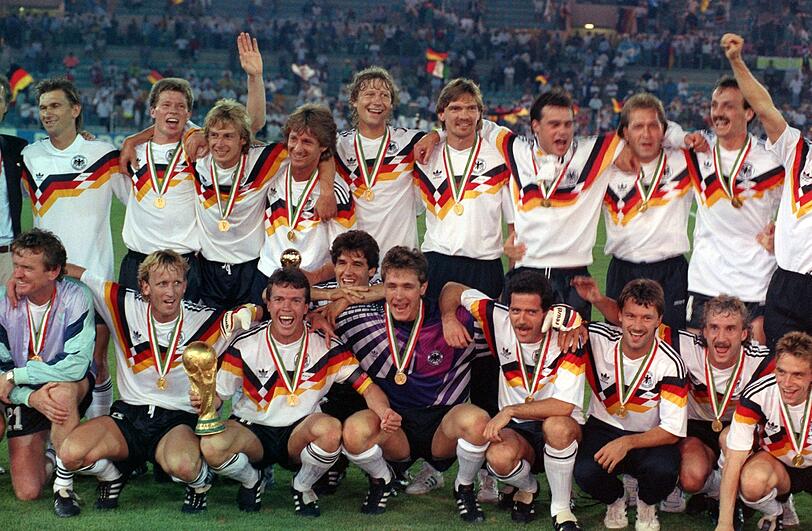 Im Jahr der Wiedervereinigung tritt die BRD mit einem Trikot an, bei dem "Schwarz-Rot-Gold" gut sichtbar das Trikot ziert. Mit ihm holt das DFB-Team den bislang letzten WM-Titel.
