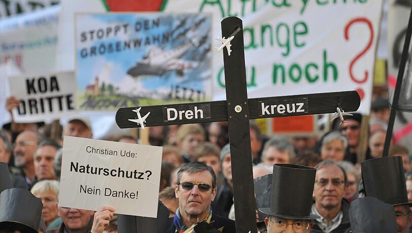 Teilnehmer einer Demonstration gegen den Bau der dritten Startbahn halten auf dem Marienplatz Plakate in die Höhe. Teilnehmer einer Demonstration gegen den Bau der dritten Startbahn halten auf dem Marienplatz Plakate in die Höhe.