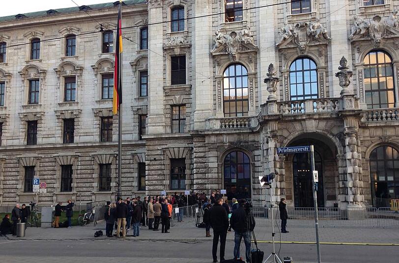 Prozessbeochater warten auf Einlass - die ersten waren schon um 3 Uhr früh gekommen.