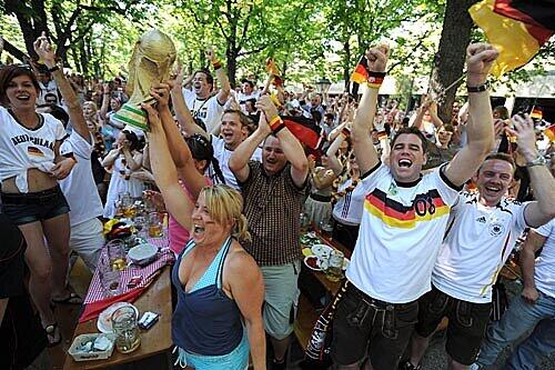 Public Viewing im Biergarten - wohl nicht so während der Fußball-WM 2022 in Katar.