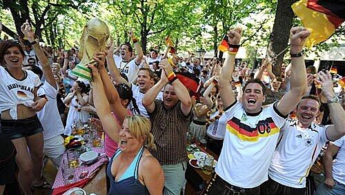 Public Viewing im Biergarten - wohl nicht so während der Fußball-WM 2022 in Katar. Public Viewing im Biergarten - wohl nicht so während der Fußball-WM 2022 in Katar.