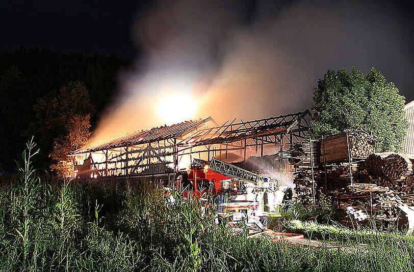 In Taching am See kam es in der Nacht auf Samstag zu einem Großbrand. Die Bilder.