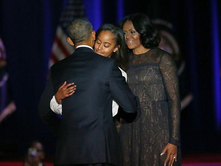 Als er sich bei seiner Ehefrau Michelle bedankt, kämpft Barack Obama einen kurzen Moment mit den Tränen.