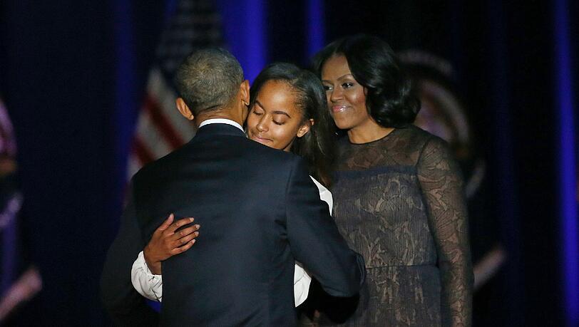 Als er sich bei seiner Ehefrau Michelle bedankt, kämpft Barack Obama einen kurzen Moment mit den Tränen. Als er sich bei seiner Ehefrau Michelle bedankt, kämpft Barack Obama einen kurzen Moment mit den Tränen.