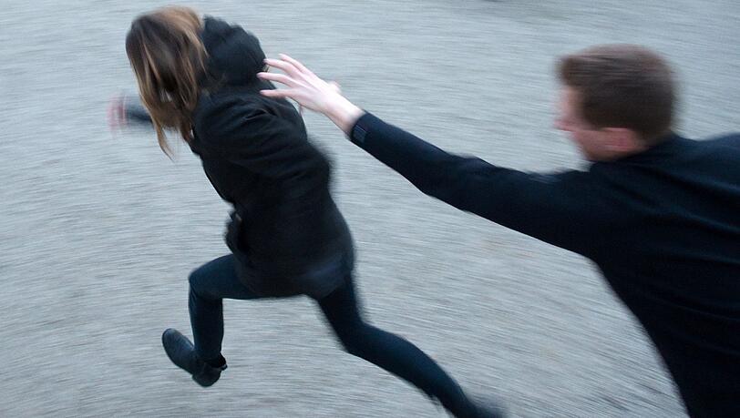 Eine 26-Jährige ist am Samstag in ihrer Wohnung in Giesing vergewaltigt worden. Eine 26-Jährige ist am Samstag in ihrer Wohnung in Giesing vergewaltigt worden.