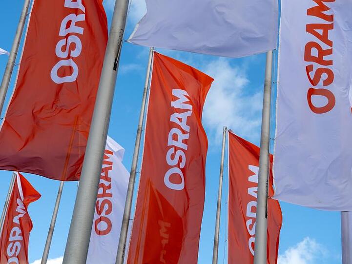 Flaggen mit dem Logo von Osram wehen. Foto: Sven Hoppe/dpa