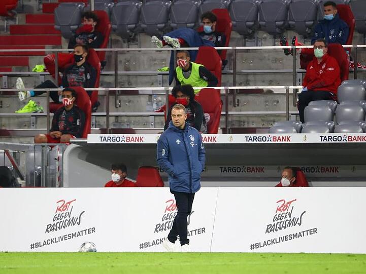 Münchens Trainer Hansi Flick beobachtet das Spiel. Foto: Kai Pfaffenbach/Reuters/Pool/dpa/Archivbild