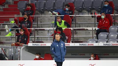 Münchens Trainer Hansi Flick beobachtet das Spiel. Foto: Kai Pfaffenbach/Reuters/Pool/dpa/Archivbild