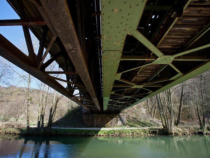 Blick unter eine Eisenbahn-Stahlbrücke. Foto: Daniel Karmann/dpa/Archivbild