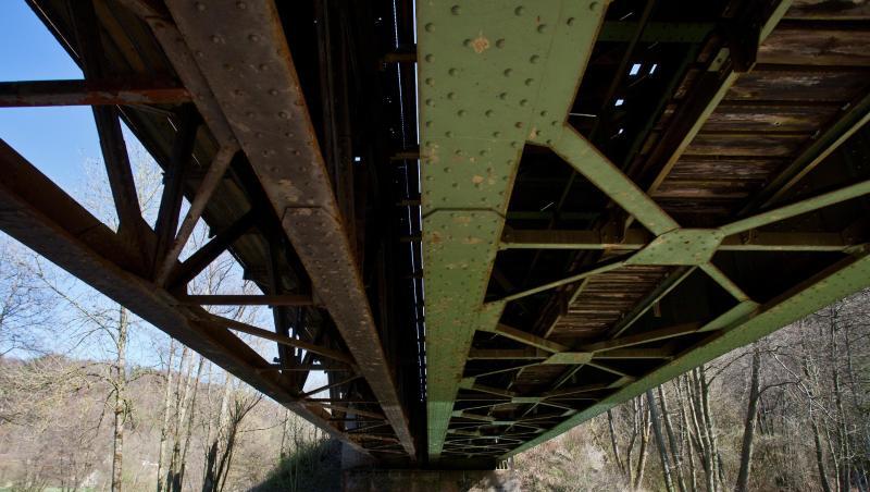 Blick unter eine Eisenbahn-Stahlbrücke. Foto: Daniel Karmann/dpa/Archivbild Blick unter eine Eisenbahn-Stahlbrücke. Foto: Daniel Karmann/dpa/Archivbild