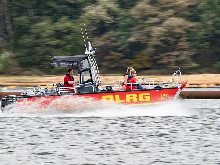 Ein Team der DLRG (Deutsche Lebens-Rettungs-Gesellschaft) fährt in einem Boot über den Halterner Stausee. Foto: Marcel Kusch