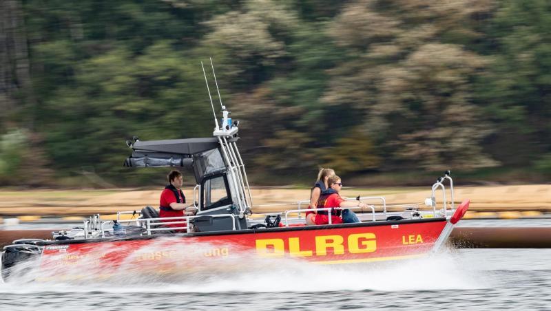 Ein Team der DLRG (Deutsche Lebens-Rettungs-Gesellschaft) fährt in einem Boot über den Halterner Stausee. Foto: Marcel Kusch Ein Team der DLRG (Deutsche Lebens-Rettungs-Gesellschaft) fährt in einem Boot über den Halterner Stausee. Foto: Marcel Kusch