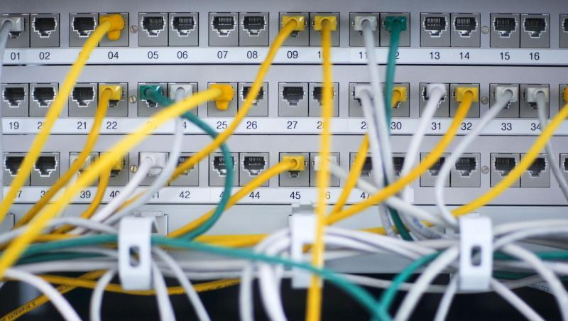 Zahlreiche Netzwerkkabel stecken in einem Serverschrank. Zahlreiche Netzwerkkabel stecken in einem Serverschrank.