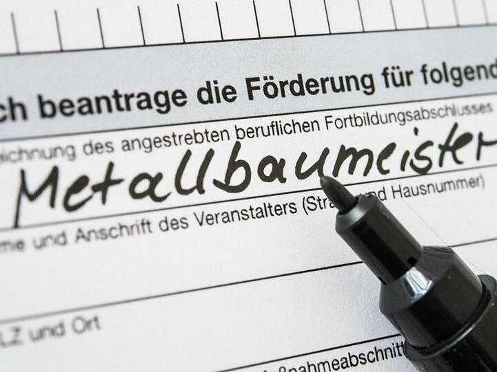 Ein Stift liegt auf einem Antragsformular für Meister-Bafög. Foto: Susann Prautsch/Archivbild