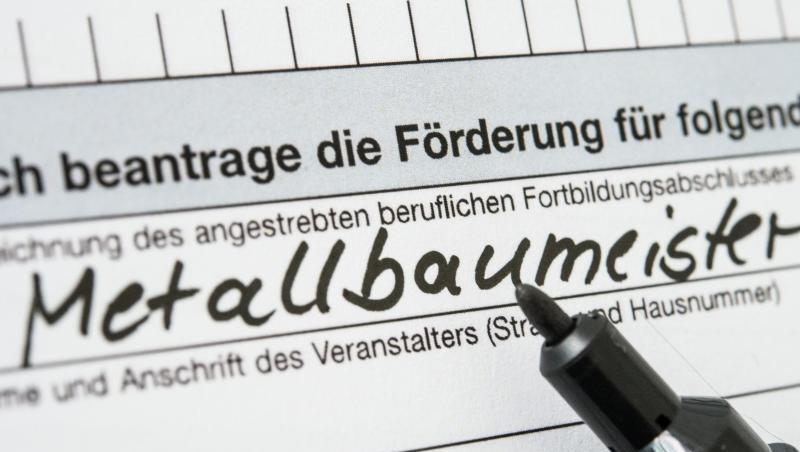 Ein Stift liegt auf einem Antragsformular für Meister-Bafög. Foto: Susann Prautsch/Archivbild Ein Stift liegt auf einem Antragsformular für Meister-Bafög. Foto: Susann Prautsch/Archivbild