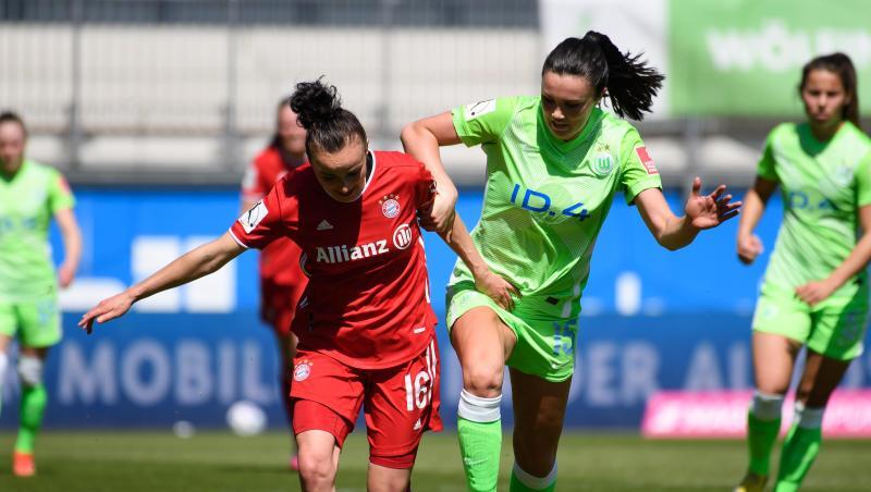 Münchens Lina Magull (l) spielt gegen Wolfsburgs Ingrid Syrstad Engen.
