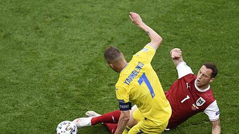 Marko Arnautovic (r) aus Österreichs und der Ukrainer Andrej Jarmolenko kämpfen um den Ball.