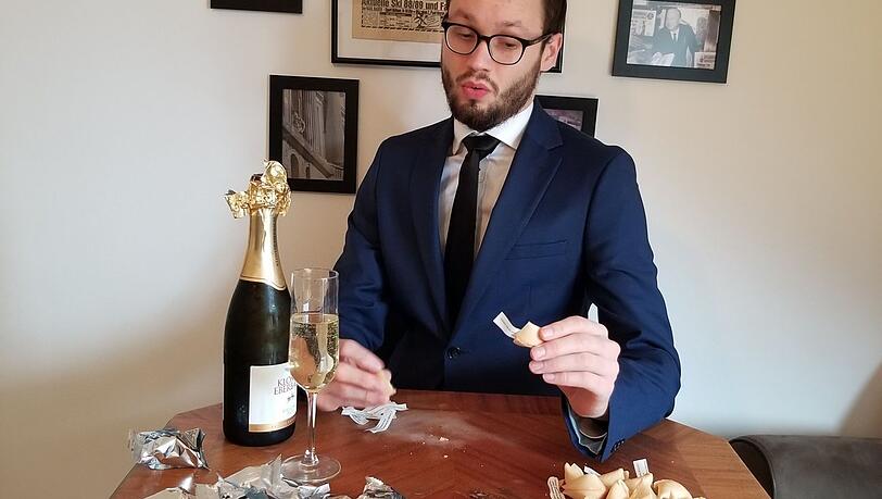 AZ-Redakteur Paul Nöllke beim Öffnen der Kekse: Doch nicht alle Voraussagen waren positiv.