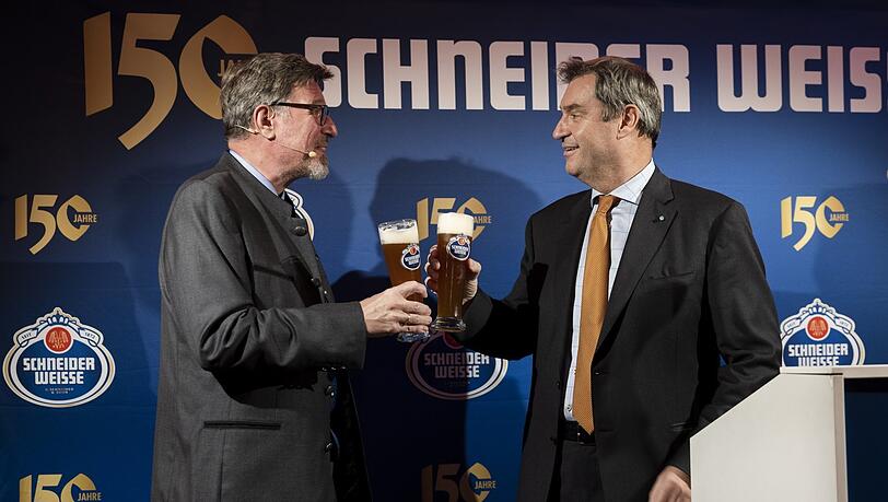 Stoßen an auf den runden Geburtstag: Schneider-Weisse-Chef Georg VI. Schneider (l.) und Ministerpräsident Markus Söder.
