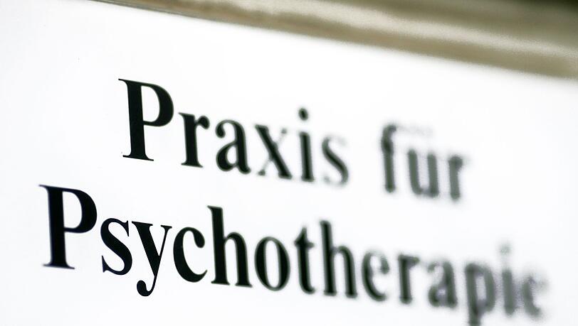 Ein Schild einer Praxis für Psychotherapie in Stendal.