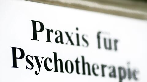 Ein Schild einer Praxis für Psychotherapie in Stendal.