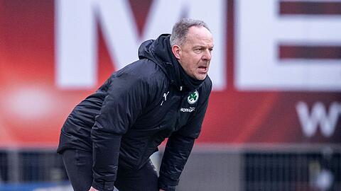 Alexander Zorniger beobachtet ein Spiel in der Home Deluxe Arena.