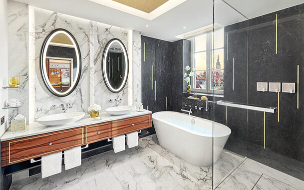 Das luxuriöse Badezimmer im Mandarin Oriental beeindruckt mit einer Badewanne, einer begehbaren Dusche, einem Whirlpool und einem angrenzenden Dampfbad