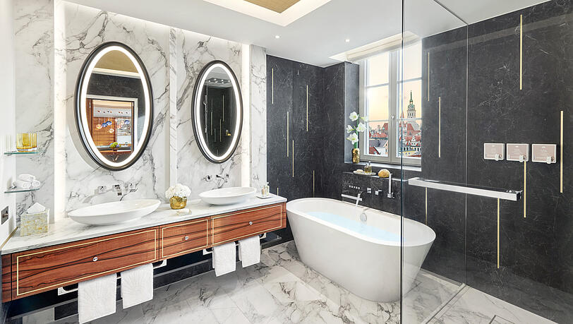Das luxuriöse Badezimmer im Mandarin Oriental beeindruckt mit einer Badewanne, einer begehbaren Dusche, einem Whirlpool und einem angrenzenden Dampfbad